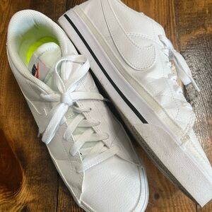White leather Nike tennis shoes. Great condition.